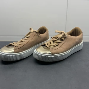 Sneakers - Sneakers med guldig tå. Sparsamt använda, fint skick. Storlek 40. 🧡