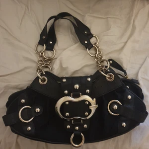 Guess väska - Skitsnygg väska från guess. E inte 100 på att den e äkta då den är köpt på plick men tror definitivt det. Köp direkt för 200kr