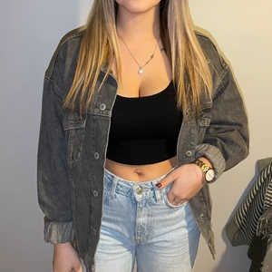 Grå jeansjacka från pull&bear - Så fin grå lite oversized jeansjacka!!!!