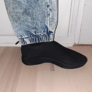 Vagabond svarta slip-on textil sneakers - Vagabond casual sneakers i svart textil. Använda endast ett par gånger, bra skick!