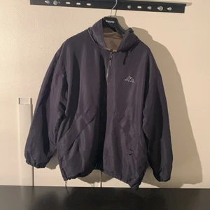 FILA Vändbar Jacka med Fleece - Vändbar jacka med fleece på en sida, Storlek XL, passar bara som oversize till M-L och TTS XL. Skriv om det är något du undrar om