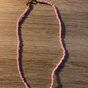 Halsband - Säljer detta rosa pärlhalsbandet 💗💗💘