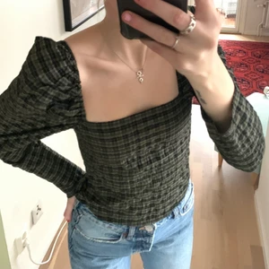 Supersöt blus - Superfin blus från H&M men ser ut som att den är från GANNI hihi😋 aldrig använd och i mycket fint skick. Så otroligt snygg passform! Storlek XS men passar mig som vanligtvis jag S men inte heller så stor byst haha