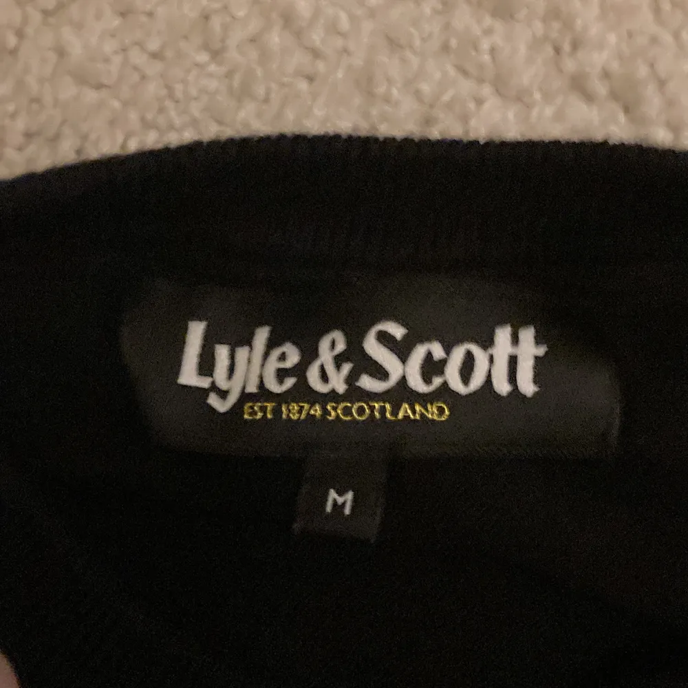 svart tröja från Lyle&Scott! Använd ett par gånger så är i bra skick, kan användas som mjukisplagg men också som casualwear!. Tröjor & Koftor.
