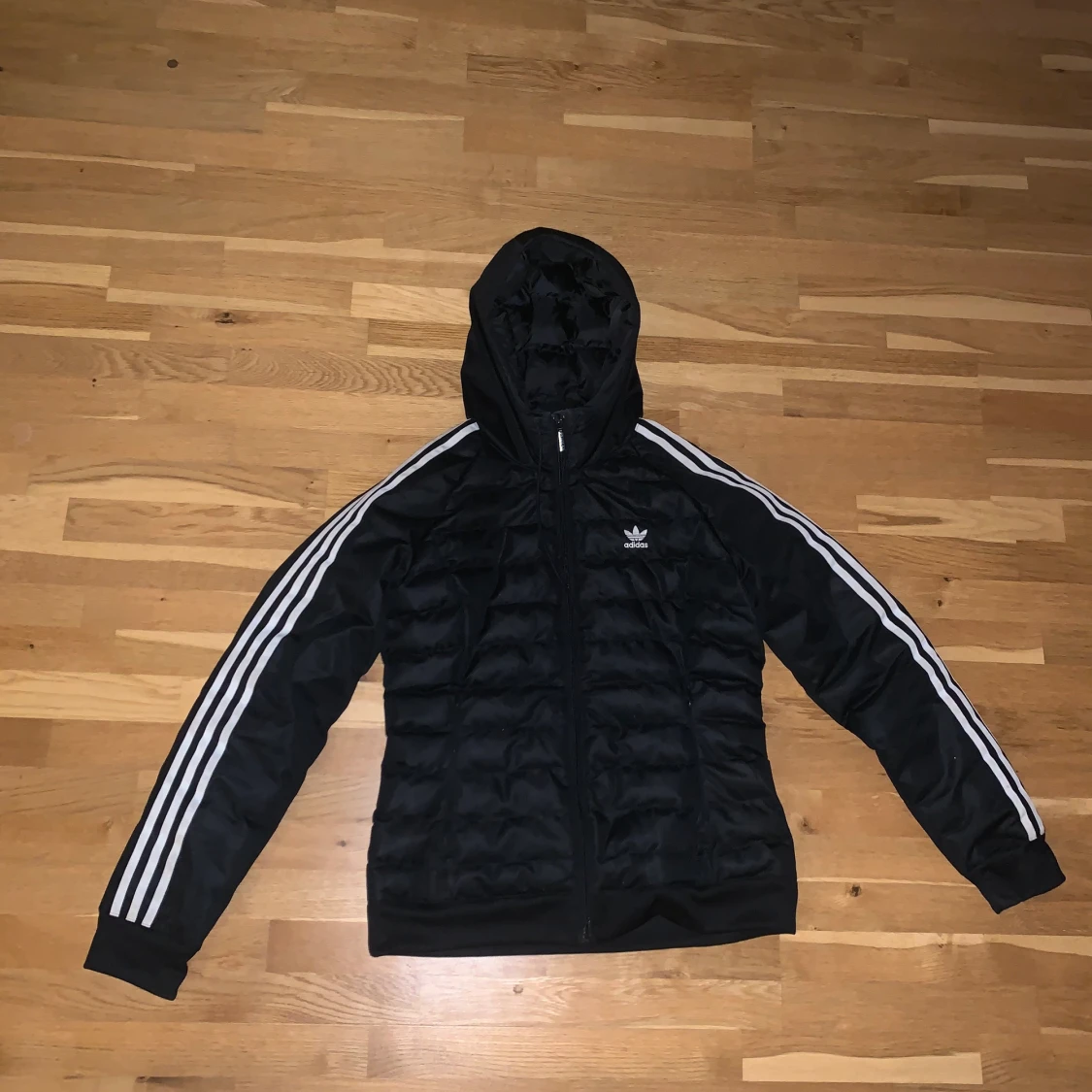 Adidas jacka storlek M - 90