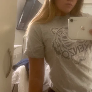 Kenzo T-shirt  - Kenzo T-shirt, (fake) som ny, väldigt bra kvalitet och funkar i tvätten utan att den blir sämre kvalitet.