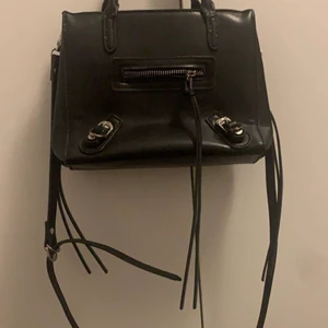 Svart väska  - Den funkar precis som ny 