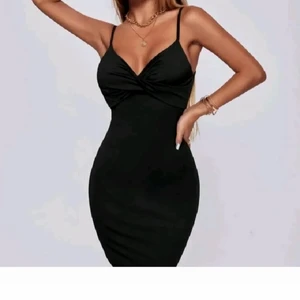 Petite klänning shein - Jättefin klänning från shein i Petite modell. Den är oanvänd och säljer då den är för liten. Storlek xxs, bilder på finns vid intresse. Lägger upp igen pga oseriösa köpare. BUDA BARA VID GENUINT INTRESSE!!!! 