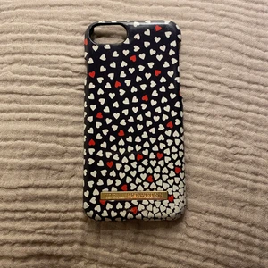Ideal of sweden mobilskal till iPhone 8 - Ett jättefint ideal of sweden skal med hjärtmönster. Säljer då jag inte har en iPhone 8 längre. Lite repor på vissa ställen men utöver det är skalet i toppskick, utan sprickor eller andra skador. Nypris: 399, säljer för 60 + frakt