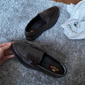 svart/ brun: loafers i äkta skinn - I Äkta skinn. Dom var dyra nya.  svart/brun: loafer;s
