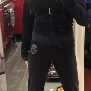 Juicy couture  - Säljer dem här jätte fina mörkblåa byxorna från juicy couture! Fick precis hem dem ifrån plick men tyvärr va dem för liten. 💞
