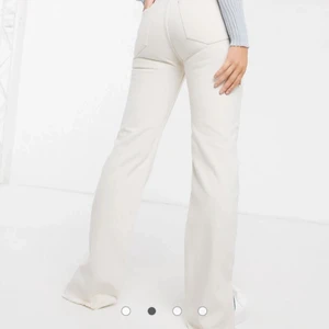 jeans med slits - Sandfärgade jeans från pull and bear som är slutsålda på hemsidan. Har en slits längst ned på utsidan och är väldigt långa som går fint över skorna. De är storlek 40 men skulle säga att de även passar en 38. Hör av er vid funderingar!💫