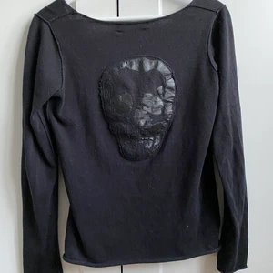 Zadig Voltair tröja - Långärmad tröja från Zadig med en dödskalle på ryggen. Tröjan är verkligen ascool och har den perfekta detaljen. Passar S-M. Jag står för frakten och kan skicka på en gång.👌🏻💗😍
