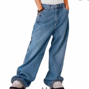 Weekday X Lee - Skater Jeans - Aldrig använda pga fel storlek bara legat i garderoben så som nya. Supercoola verkligen <3 Bud från 400, nypris 800. Bjuder på frakten.