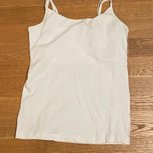 Vitt linne - Köpt från hm. Vitt linne. Bra basic plagg. Säljer för har använder inte.☺️