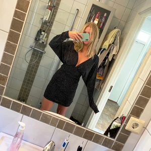 Storlek 36/S-40/L - Säljer denna skitsnygga glitriga nyårsklänning från NAKD! 💕 köpt i storlek 36, men i väldigt stretchigt material så passar större storlekar med. Frakt ingår inte (Buda i chatt)