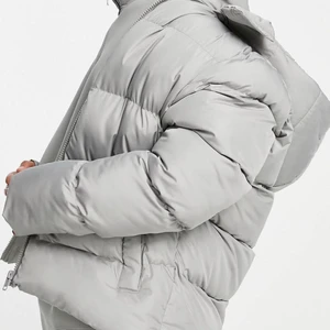Grå Puffer jacket  - Jättefin grå jacka men den kommer tyvärr inte till användning så säljer! Använd cirka 5 gånger vintern 21/22! Strl S herr, lite stor på mig som är S dam. Be om bilder om du vill se mig med jackan på! Priset är diskuterbart och kan sänkas vid snabb affär!