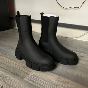 Chelsea boots  - Helt nyinköpta boots från märket Schuh och modellen är ”Aniston chunky chelsea”.