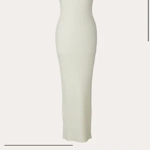 Adoore klänning  - Säljer denna otroligt fina klänning som aldrig har kommit till andväning, den har prislapp kvar och är köpt för 1495:-