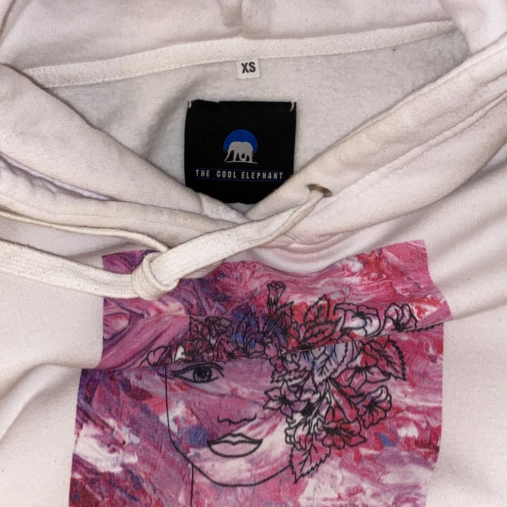 Så snygg hoodie från The Cool Elephant💜 Den är i jättebra skick och har använts fåtal gånger. Köptes för 600kr💜💜💜 . Tröjor & Koftor.
