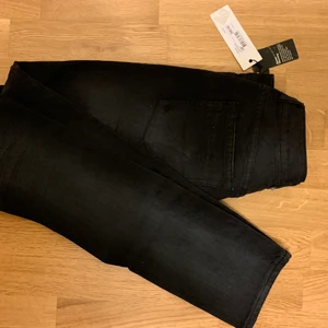lågmidjade jeans från zoul - oanvända lågmidjade jeans från zoul. säljer pga att dem it passar mig. nypris 600kr. köparen står för frakten🥰