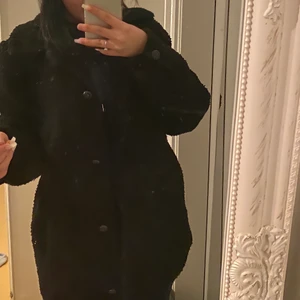 Svart Teddy kappa 🖤 - En jätte fin och mysig Teddy kappa från veromoda köpte den det här året för 500kr har knappt använt den inga skador alls skriv för mer info🤍