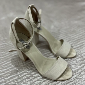 Klackskor Nelly  - Ett par klackskor från Nelly i storlek 38 säljs för 150 kr. 