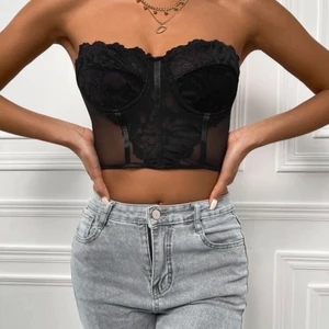 Spets topp - Säljer denna fina liknande korsett topp är super fin men passar lite mindre bröst!