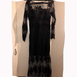 Oanvänd svart jätte lång klänning 🤍 