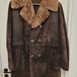 Varm vintage jacka, shearling, fårskinn  - En jacka från troligtvis 70’tals Malung i jättefint skick. Fodrad med fårull (varm!) och utsida i brun mocka. Stor och fin krage! :) storleken motsvarar en dam ca 38/40, märkt 48 herr ☺️ 