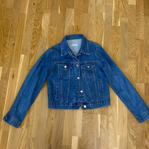 Jeansjacka i blå färg storlek M - Använd två gånger har haft den i ett år, är inte min still längre.