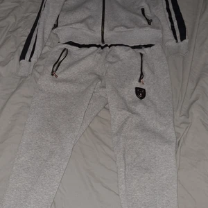 Dolce&gabbana dress - Äkta. Ny pris va runt 9 lax har haft ett tag så jag har kuttat ner på priset mycket.    Pris kan diskuteras