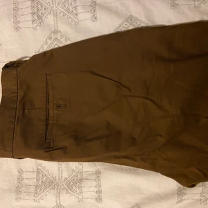 Kostymbyxor  - Ett par bruna kostymbyxor i storlek M/L. Är för stora och för långa på mig därför säljer jag. Kontakta vid frågor eller intresse💕