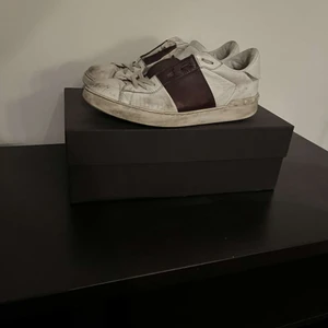 Valentino Skor - Säljer mina Valentino skor storlek 42 helt okej skick lite smutsiga fram. Box och dustbag ingår. Fler bilder går att lösa det är bara att höra av er!