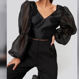 Svin snygg nyårs topp - Nyårs topp använd 1 gång för två nyår sedan. Kan inte längre använda den då den blivit för liten tyvärr. Tröjan är i storlek XS och har öppen rygg med endast två knappar längst ner i ryggen. Man ser inte igenom materialet. 🥳🥳🤩🤩