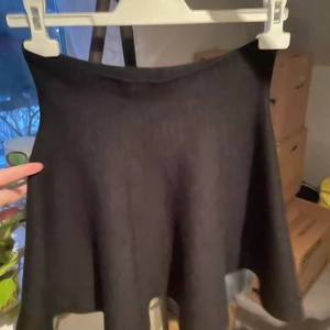 Kjol  - Svart kjol lite tjockare material. Perfekt till höst / vinter. 