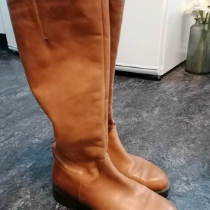 Stövlar  - Nästan nya skinn stövlar, har använt bara några gånger, strl 38,pris. 400kr +frakt 