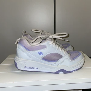 Heelys - Heelys i superfint skick. Sparsamt använda. Känns fortfarande sådär ny stela som skor kan vara. Inget direkt slitage på hjulen så de kommer hålla länge. Liiite missfärgning då vita skor är extremt svåra att hålla rena. Perfekt julklapp till ett syskon eller barn. 