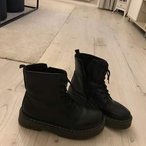 Svarta boots med chunky sula