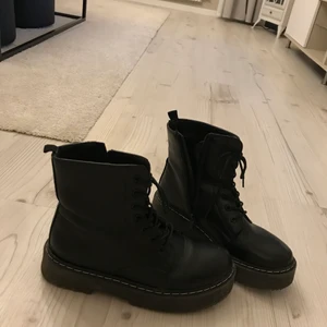 boots - Svarta boots med chunky sula
