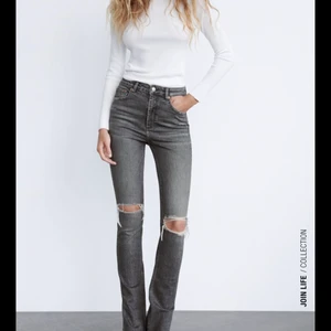 Zara jeans - köpta i november och säljer då de inte var min stil och inte kan returnera, går över skorna på mig som är 175 lång, slits, st 40 men snarare 38