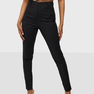 kostymbyxor - jättefina kostymbyxor köpta ifrån nelly i storlek 36, jättefina men aldrig kommit till användning pga tyckte de satt konstigt på mig. köpta för 399 kr. 