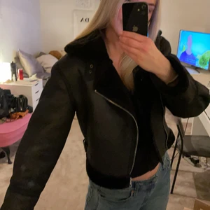 Jacka  - Säljer denna jacka från BikBok Storlek XS. Den är croped i modellen. 