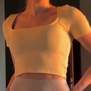 Söt topp från Zara - Topp i nyskick från Zara i en gul färg. 