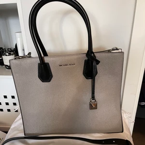 Michael Kors  - En stilren Michael Kors väska. Med följer dustbag.
