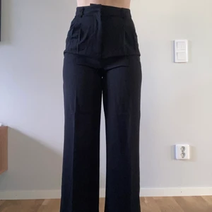 Svarta kostymbyxor  - Svarta kostymbyxor från bikbok, modell PW smockey Petite. Storlek 36. Helt oanvända med prislapp kvar. Slutsålda online. Säljer pga att de är för korta för mig, passa perfekt för någon som är ca 165 cm lång (Jag är 170). Originalpris 500kr.