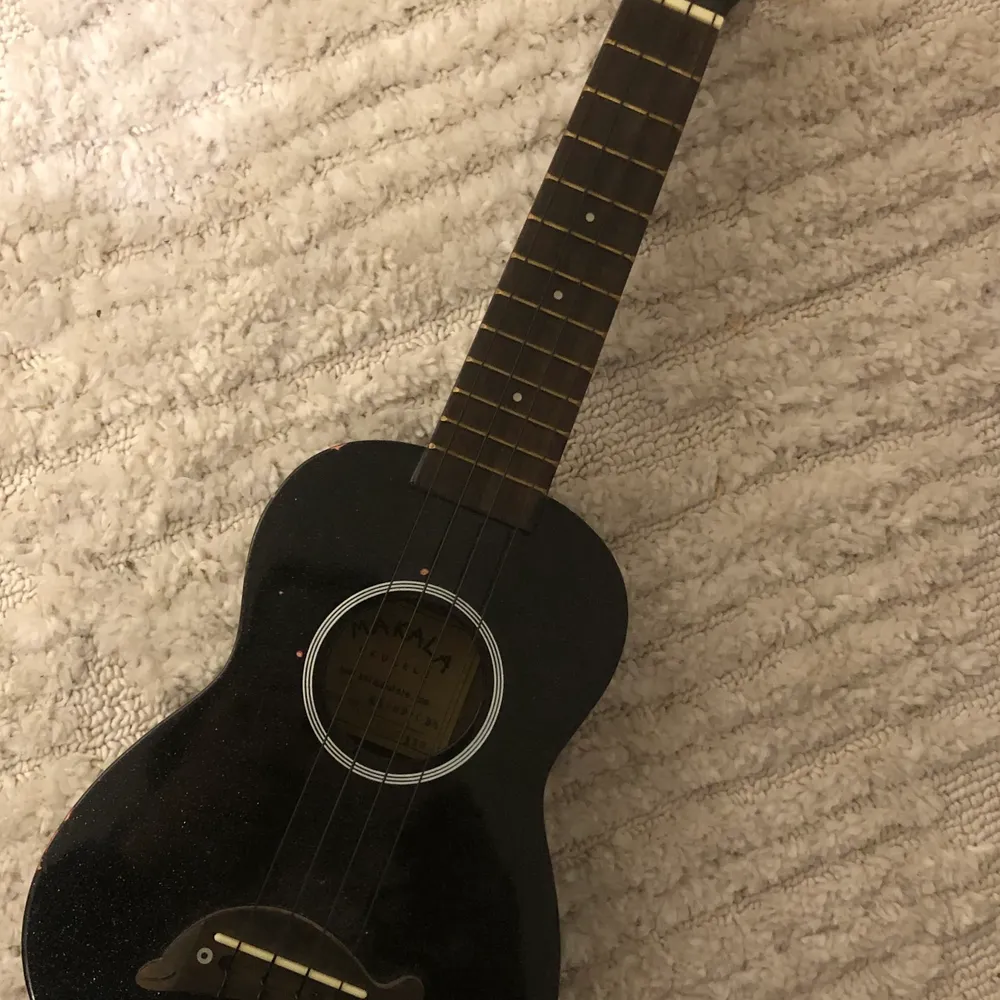 En ukulele som jag aldrig spelar längre och bara varit i mitt rum så säljer den till någon som vill ha den och använder den❤️❤️. Övrigt.