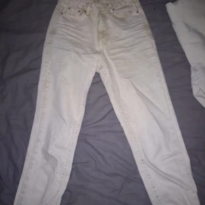 Jeans - Säljer dessa snygga beiga jeans från gina tricot då de blivit för små.