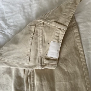 Weekday jeans! - Dåliga bilder! Men beiga jeans från Weekday i modellen rowe!  Passar ej mig längre! Stl 24 w 30 L (därav den knasiga bilden) 