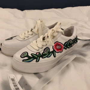 Skor, storlek 36 - Dessa skor köpte jag på scorett för ca 2 år sedan men de har bara använt dom ca 3 gånger. Köpte dom för 800kr men orginalpriset är 999kr. De är lite stora för mig och inte riktigt min stil men det finns inga slitningar eller skador